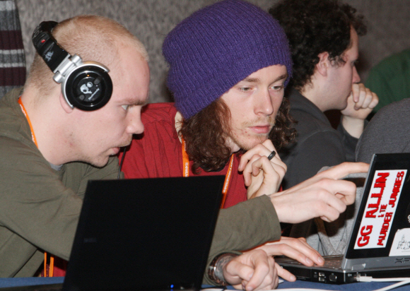 7일 서울 삼성동 코엑스에서 열린 ‘국제해킹방어대회 및 보안콘퍼런스’에서 세계 여러 나라에서 참가한 해킹 전문가들이 머리를 맞대고 문제를 풀고 있다. 손형준기자 boltagoo@seoul.co.kr