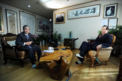 SBS 러브FM(103.5㎒) 대담 프로그램 ‘한국 현대사 증언’을 녹음 중인 김영삼 전 대통령(오른쪽)과 SBS 이궁 논설위원. SBS 제공