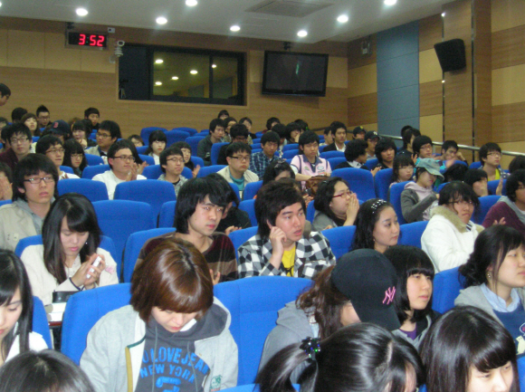 지난 7일 경기도 안양 성결대에서 열린 공직설명회에서 학생들이 진지한 모습으로 강연을 듣고 있다.  임주형기자 hermes@seoul.co.kr 