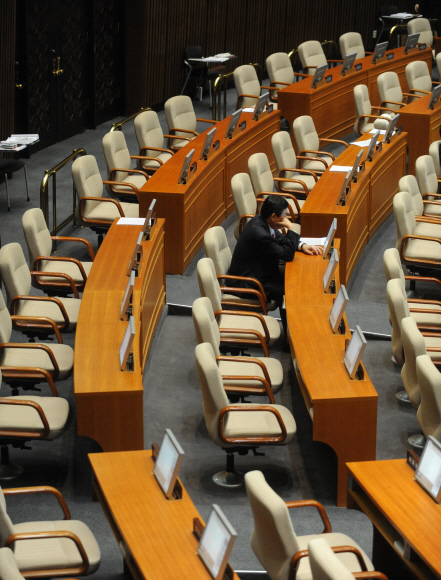 썰렁한 본회의장  4월 임시국회는 추가경정예산안과 민생법안 처리를 위해 지난 1일 개회됐지만 8일 국회 본회의장은 텅텅 비어 썰렁하다.  김명국기자 daunso@seoul.co.kr 