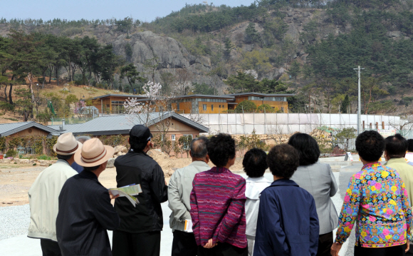 봉하마을에 쏠린 눈  대국민 사과문을 발표한 뒤 칩거에 들어간 노무현 전 대통령의 김해 봉하마을 사저를 8일 관광객들이 바라보고 있다. 김해 안주영기자 jya@seoul.co.kr
