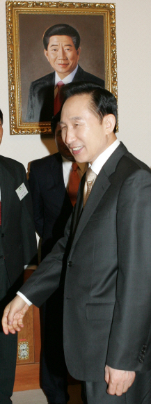이명박 대통령이 8일 청와대에서 외교안보 자문단 및 통일고문단과 간담회를 하기에 앞서 담소하면서 웃고 있다. 박연차 태광실업 회장으로부터 돈을 받은 노무현 전 대통령의 초상화가 벽에 걸려 있어 묘한 느낌을 준다. 최해국기자 seaworld@seoul.co.kr