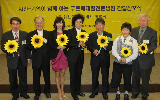 8일 오전 서울 중구 한국프레스센터에서 열린 ‘푸르메재활전문병원 건립 선포식’에서 참석자들이 기념촬영을 하고 있다. 왼쪽부터 푸르메재단 백경학 상임이사, 강지원 공동대표, 나경은 아나운서, 가수 이은미씨, 산악인 엄홍길씨, 김세진군, 김성수 이사장. 푸르메재단 제공 