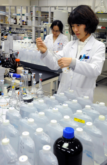 한국수자원공사 연구원들이 전국 취수장에서 떠온 물의 수질을 검사하고 있다. 이종원 선임기자 jongwon@seoul.co.kr