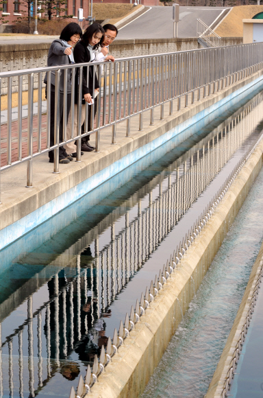 충북 청주 흥덕동 청주정수장에서 수자원공사 관계자들이 대청댐에서 취수된 물이 수돗물로 정수되는 과정을 점검하고 있다.  이종원 선임기자 jongwon@seoul.co.kr