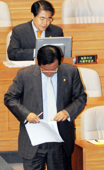 윤증현 기획재정부 장관이 9일 국회 본회의에 출석, 의원들의 대정부질문에 답하기 위해 옷매무새를 가다듬으며 답변석으로 가고 있다. 김명국기자 daunso@seoul.co.kr 