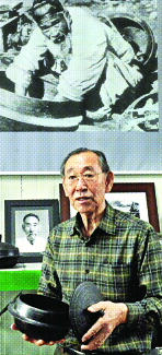 경기도 무형문화재 45호 주물장 김종훈씨. 사진 뒤는 위부터 조부와 부친.