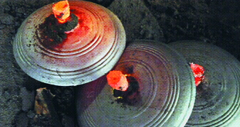 갓 만들어진 솥뚜껑.