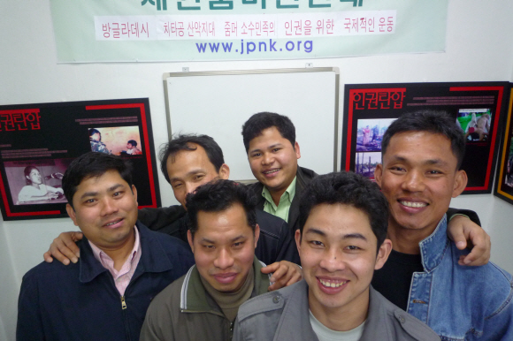 한국으로 망명한 방글라데시의 소수민족인 줌머인들이 다음달 12일 그들의 최대 명절인 ‘보이사비 축제’를 앞두고 전통춤과 노래 연습에 여념이 없는 가운데 한자리에 모여 환하게 웃으며 기념촬영을 하고 있다.