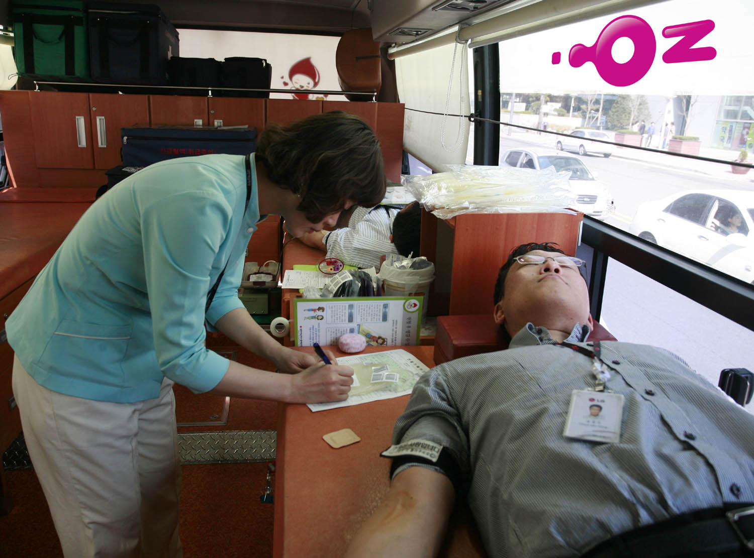 LG텔레콤 직원이 헌혈하고 있는 모습. 