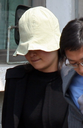 학력위조와 미술관 공금 횡령 혐의 등으로 구속기소돼 재판을 받고 있는 신정아씨가 보석이 허가된 10일 오후 모자를 눌러쓴 채 서울 영등포 구치소를 나서고 있다. 재판부는 “형사소송법상 보석을 불허할 특별한 사유가 없고 종전에 선고된 만기일과 관련해 혹시 모를 불필요한 구금을 없애기 위해 보석을 허가했다”고 사유를 밝혔다.  연합뉴스