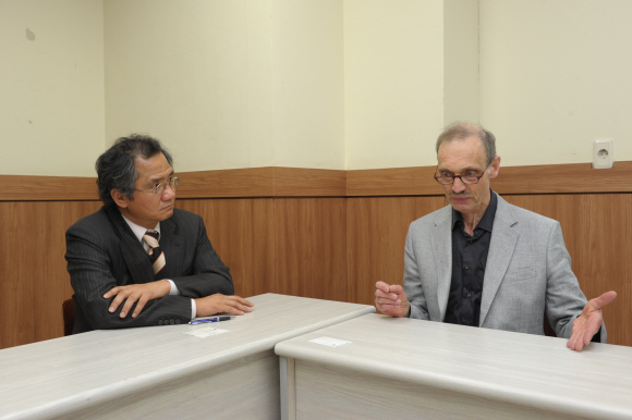 10일 한양대에서 트랜스내셔널 일상사를 주제로 초빙교수 취임 강연을 한 독일 일상사 연구의 대가 알프 뤼트케(오른쪽) 교수와 비교문화연구소 임지현 소장. 