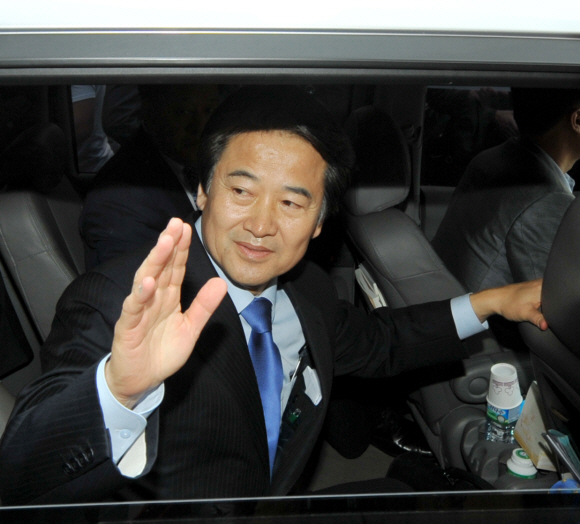 떠나는 鄭  정동영 전 통일부 장관이 10일 민주당 당사에서 4·29 재보선에 민주당을 탈당하고 무소속으로 고향(전주 덕진)에서 출마하겠다는 기자회견을 했다. 정 전 장관이 기자회견을 마친 뒤 지지자들에게 손을 들어 보이고 있다.  김명국기자 daunso@seoul.co.kr 