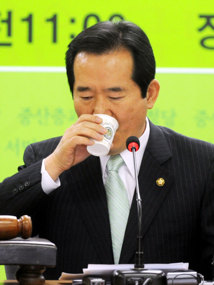 속타는 丁  민주당 정세균 대표가 10일 당사에서 4·29 재보선 공천자를 결정하는 당무회의를 하기에 앞서 물을 마시고 있다. 정 대표는 19대 총선(2012년)에서 현 지역구(전북 진안·무주·장수·임실)에서는 출마하지 않겠다고 선언했다.  김명국기자 daunso@seoul.co.kr 