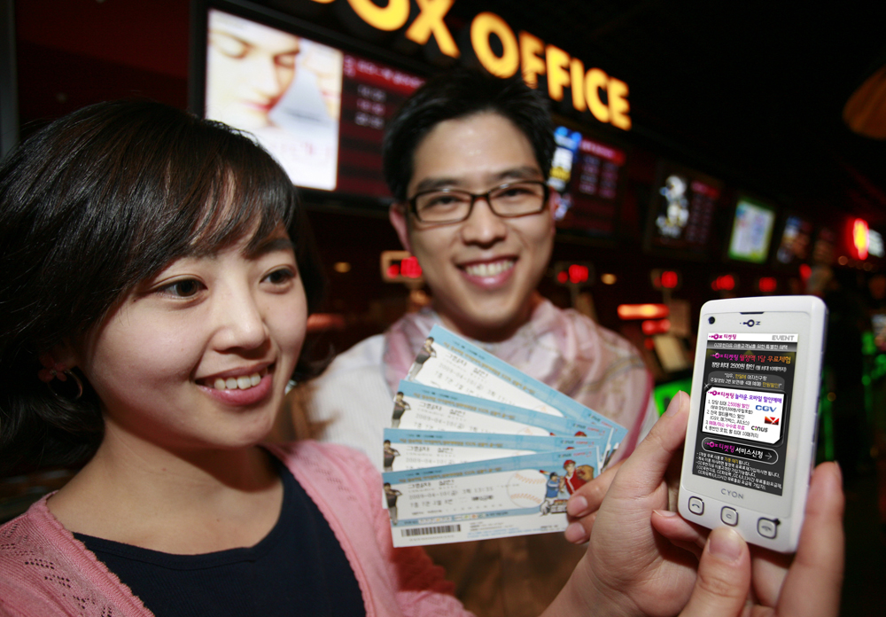LG텔레콤 고객이 OZ티켓팅 무료체험 이벤트에 응모해 영화티켓을 예매하고 있다.