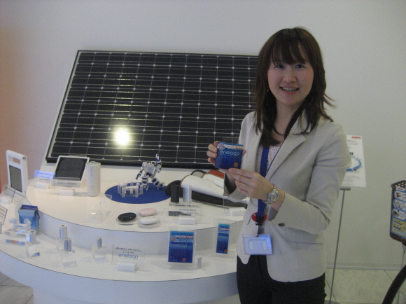 도쿄에 있는 산요전기 글로벌 커뮤니케이션 본부에서 직원이 2차전지를 사용한 제품을 들어보이고 있다. 도쿄 박홍기특파원