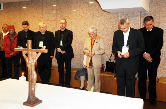 한국 천주교 신자들의 소공동체 모임 연수를 위해 14일 방한한 독일 주교단이 절두산 성지에 들러 순교자들의 유해를 모신 성해실에서 기도하고 있다. 김명국기자 daunso@seoul.co.kr