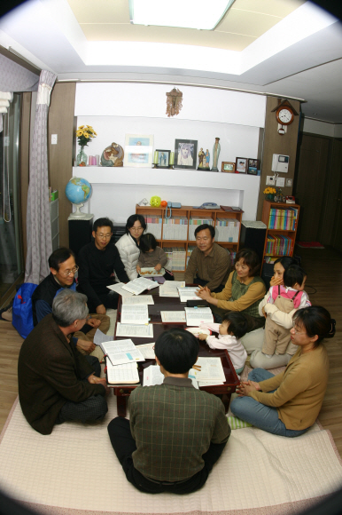 가정집에서 사제 없이 소공동체 모임을 열고 있는 천주교 신자들. 한국 천주교의 소공동체 모임은 세계 천주교계로부터 주목받고 있다.  천주교 주교회의 제공