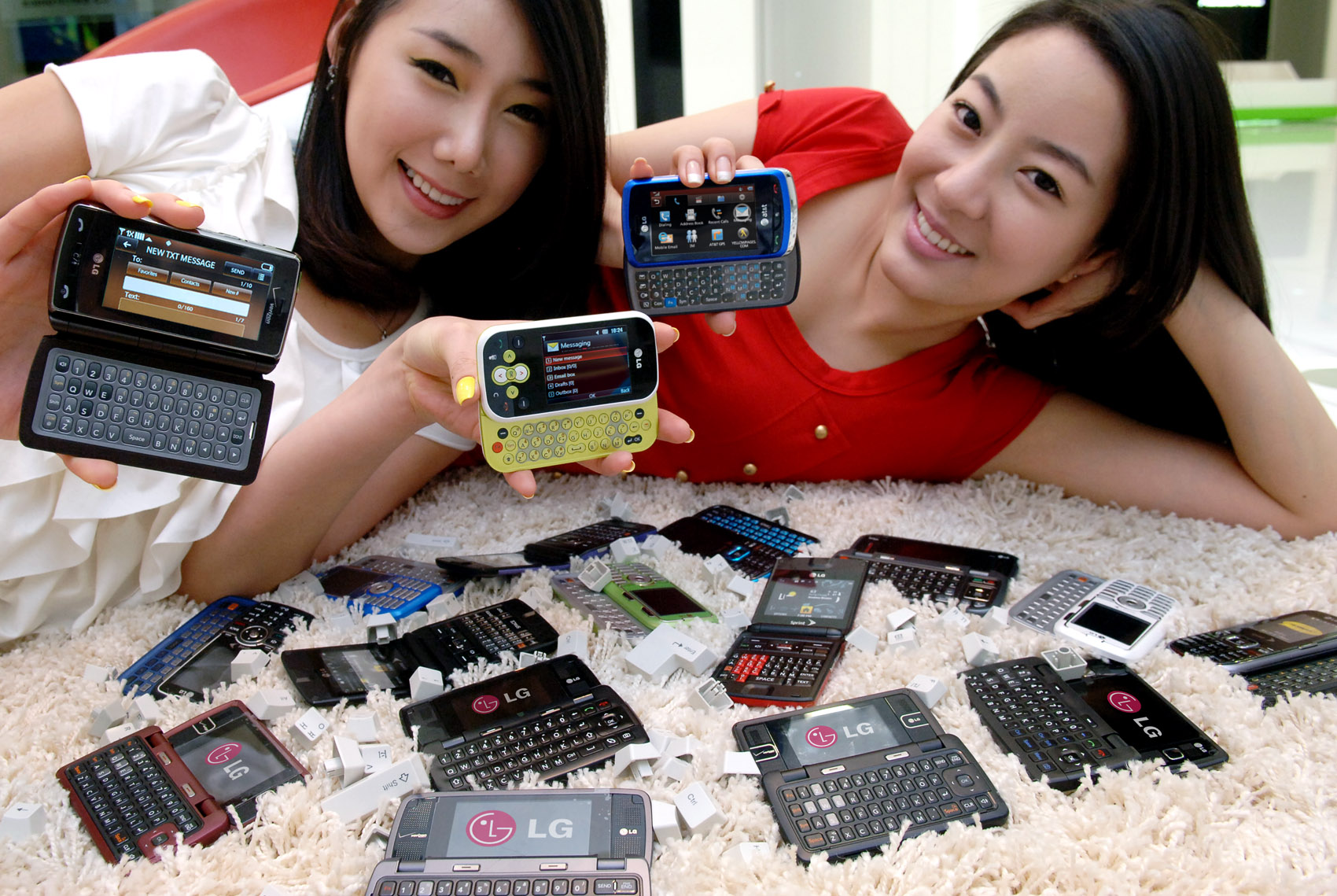 지난 3월 미국 버라이즌 와이어리스를 통해 출시한 쿼티 키패드 착탈식 풀터치폰 ‘버사(Versa)’폰.