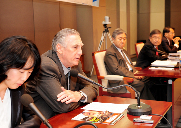 리처드 롤리스(왼쪽에서 두번째) 전 미국 국방부 아시아·태평양 담당 부차관이 15일 서울 프레스센터에서 기자회견을 갖고 참여정부의 대미정책과 대북정책을 비판하고 있다. 이호정기자 hojeong@seoul.co.kr 