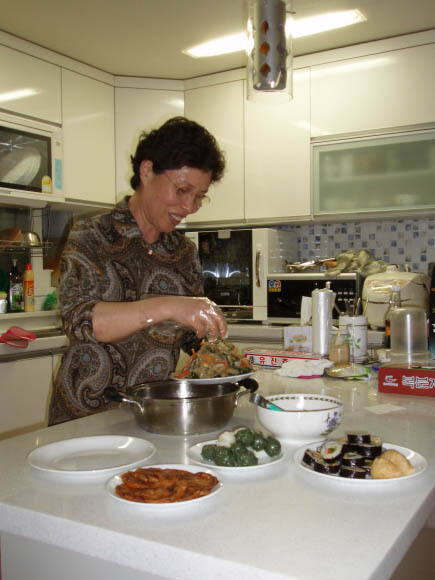 한빛사랑나눔터에서 상주하며 자원봉사 활동을 하고 있는 배길선씨가 소아암 환자와 가족들의 저녁 식사를 준비하고 있다. 