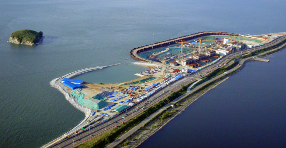 시화 조력발전소 공사 현장. 2010년 발전소가 준공되면 소양강댐 발전량의 1.5배에 해당하는 연간 5억 5200만의 전기를 생산할 수 있다.  이종원 선임기자 jongwon@seoul.co.kr