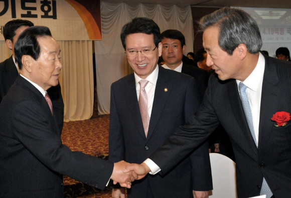 17일 서울 세종문화회관에서 열린 4·19혁명 49주년 기념 국가조찬기도회에 참석한 김영삼(왼쪽) 전 대통령이 한나라당 정몽준 (오른쪽) 최고위원과 악수하고 있다. 가운데는 김형오 국회의장. 김명국기자 daunso@seoul.co.kr