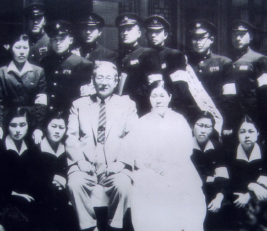 1960년 가을 마산지역 고등학생대표단이 장면 당시 총리를 찾아가 기념촬영을 하고 있다. 왼쪽 끝에 서 있는 여학생이 노원자씨.