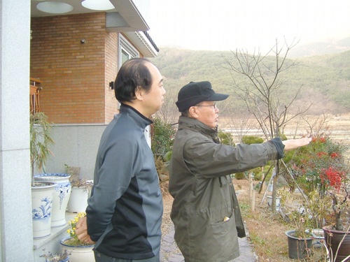 자택 앞에서 우리 농업의 현주소를 설명하고 있는 이재욱 회장