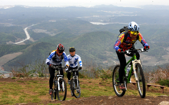 울산의 문수산은 도심에서 가까우면서도 다양한 산행 코스가 있어 시민들의 사랑을 많이 받는다. 산악자전거를 타고 정상을 오르며 색다른 재미를 찾는 이들도 최근 많아졌다.