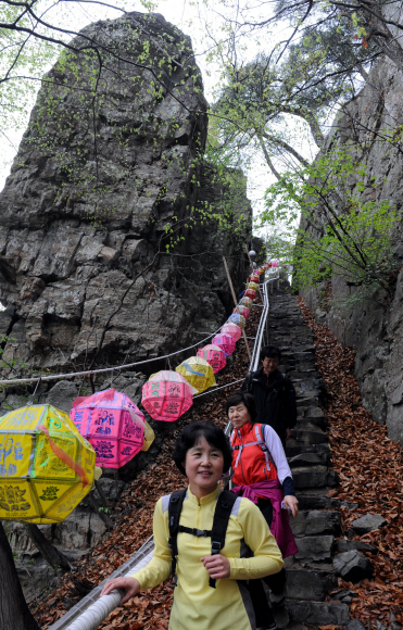 신라 때의 전설이 전해오는 문수산 문수사 입구의 돌계단을 따라 등산객들이 내려오고 있다.