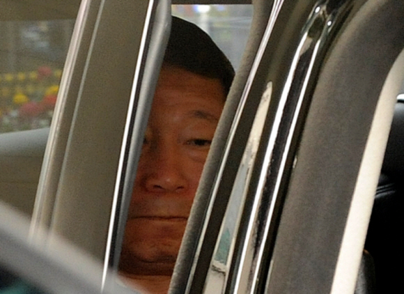 입 다문 유 외교 유명환 외교부장관이 19일 서울 도렴동 외교부 청사에서 대량살상무기 확산방지구상(PSI) 가입 연기와 관련한 브리핑이 끝난 뒤 굳은 표정으로 청사를 나서고 있다. 이호정기자 hojeong@seoul.co.kr