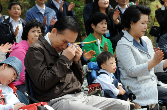 이명박 대통령과 부인 김윤옥 여사가 ‘장애인의 날’을 하루 앞둔 19일 경기 고양시에 위치한 중증장애인 요양시설 홀트일산요양원을 방문해 장애 아동들의 합창을 듣던 도중 눈물을 흘리고 있다. 최해국기자 seaworld@seoul.co.kr