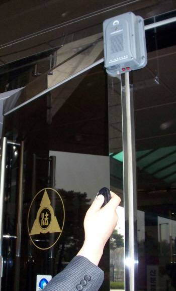 사법연수원은 연수원생인 시각장애인 최영씨를 위해 최근 연수원 건물 내 출입구와 엘리베이터 등 곳곳에 음성안내인식기 40대를 설치했다.  유지혜기자 wisepen@seoul.co.kr