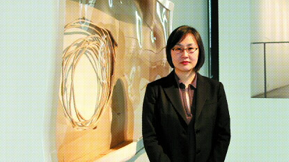 ‘펴기’시리즈 앞에 서 있는  조각가 박원주.