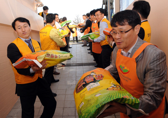 ‘민·관이 함께하는 행복나눔운동’에 동참한 행안부, 농협, 살기좋은재단, 서울신문 자원봉사자들이 서울 은평구 구산동 평화로운집에서 중증장애인들에게 기증한 쌀을 나르고 있다. 손형준기자 boltagoo@seoul.co.kr 