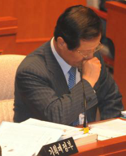 20일 추가경정예산안을 심사하기 위한 국회 예산결산특위 전체회의에서 윤증현 기획재정부 장관이 의원들의 질문에 대한 답변을 준비하고 있다. 안주영기자 jya@seoul.co.kr 