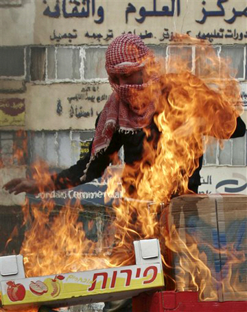 이스라엘과 하마스간 전쟁이 치열했던 지난 1월, 한 이스라엘 아랍인이 이스라엘의 가자지구 침공에 항의하는 뜻으로 수도 예루살렘에서 상자들을 불태우고 있다. 서울신문포토라이브러리