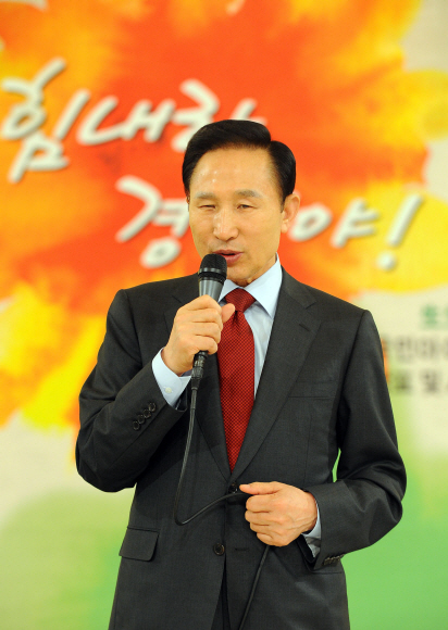 이명박 대통령이 22일 청와대에서 열린 ‘생생(生生)경제 국민 아이디어 공모 발표 및 시상식’에서 인사말을 하고 있다.  최해국기자 seaworld@seoul.co.kr