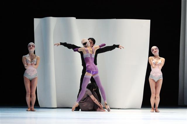 발레 ‘신데렐라’의 한 장면. 잔뜩 웅크린 신데렐라 위로 새엄마가 아버지를 유혹하고 있다.  국립발레단 제공