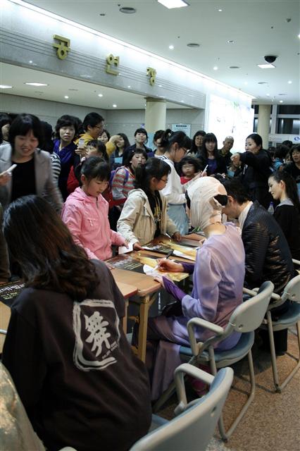 20일 전남 해남문화예술회관에서 열린 ‘신데렐라’ 공연 사인회에서 관객들이 무용수들에게 사인을 받고 있다. 