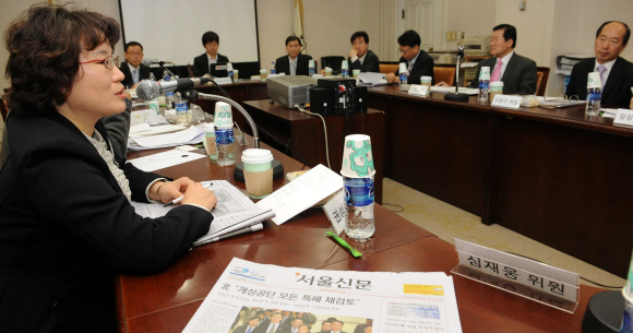 서울신문 독자권익위원들이 22일 오전 서울신문사 6층 회의실에서 서울신문 문화면 기사에 대한 의견을 나누고 있다. 손형준기자 boltagoo@seoul.co.kr