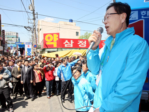 한나라당 박희태 대표가 22일 경주 안강읍에서 열린 정종복 후보의 연설회에 참석해 지지를 호소하고 있다.  경주 연합뉴스 
