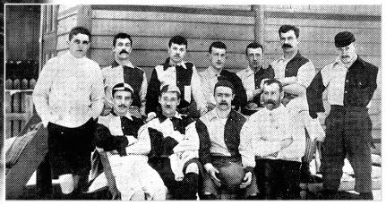 1897년, 당시 25세의 배설(E T Bethell) 선생이 활동하던 일본 고베시 고급사교클럽 KRAC 축구팀의 모습이다. 뒷줄 오른쪽에서 네번째가 배설 선생이다. 서울신문 포토라이브러리