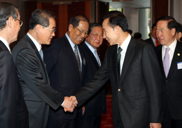 이명박(오른쪽) 대통령이 24일 오전 서울 삼성동 코엑스에서 열린 제46회 법의 날 기념식에 참석해 임채진 검찰총장과 악수하고 있다.  최해국기자 seaworld@seoul.co.kr