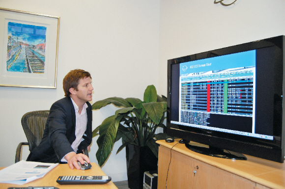 유럽기후거래소(ECX)의 샘 존슨-힐 시장개발 담당자가 컴퓨터로 ICE유럽선물거래소의 배출권 거래 프로그램에 직접 접속해 탄소배출권 거래 현황과 시장 상황을 설명하고 있다.  런던 이도운특파원 dawn@seoul.co.kr
