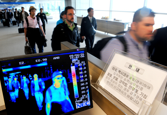 멕시코에서 발생한 돼지독감으로 사망자가 속출하고 전 세계로 확산이 우려되는 가운데 26일 인천국제공항 검역 관계자들이 열감지기로 입국자들의 건강상태를 점검하고 있다. 정연호기자 tpgod@seoul.co.kr