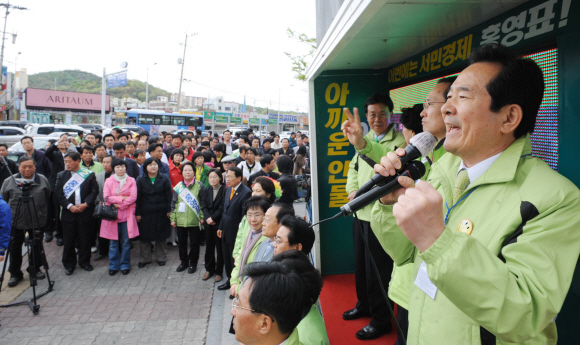 “MB정부 견제”  민주당 정세균(오른쪽) 대표가 26일 인천 산곡동에서 “이명박 정부의 일방독주를 견제하기 위해 홍영표 후보를 지지해 줄 것”을 호소하고 있다. 김명국기자 daunso@seoul.co.kr