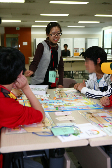 경기침체로 거리를 방황하는 빈곤청소년들이 늘고 있다. 사진은 한국청소년상담원의 자활프로그램 두드림존에서 게임을 통해 경제원리를 배우고 있는 청소년들.  한국청소년상담원 제공