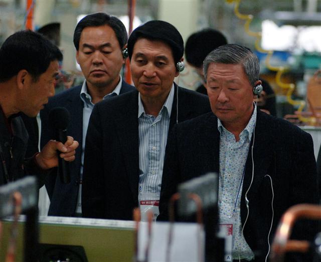 구본무(오른쪽) LG 회장이 지난 24일 경남 창원 LG전자 에어컨 공장을 방문, 공장 직원으로부터 에어컨 생산현황을 듣고 있다. LG그룹 제공